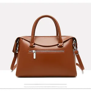 Vue détaillée du sac à main marron montrant la poche zippée et la bandoulière réglable