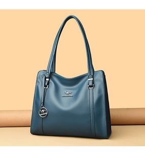 Dettaglio della borsa tote blu navy con trama in pelle martellata e inserti in metallo argento
