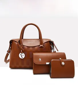 Ensemble trois pièces marron avec sac à main texturé et portefeuilles assortis