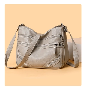 Dettaglio borsa a tracolla in pelle PU grigia con zip multiple e decoro in strass