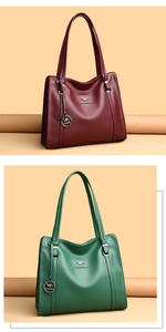 Dettaglio di borse tote in pelle a grana litchi nei colori bordeaux e verde