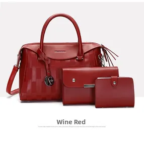 Détail de l'ensemble de sacs bordeaux avec motif gaufré et petite pochette