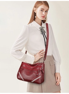 Dettaglio della borsa a tracolla in pelle PU bordeaux con strass e cerniere lampo