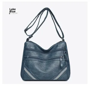 Dettaglio borsa a tracolla blu lago in morbida pelle PU con decorazioni in strass