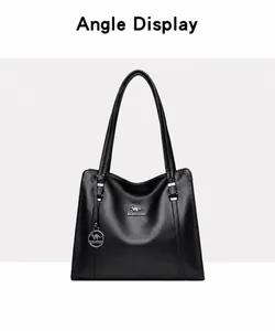 Vista frontale della borsa tote in pelle nera con logo a canguro in metallo lucido