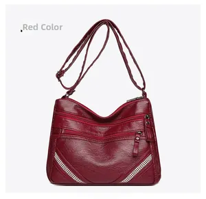 Dettaglio borsa in ecopelle rossa con tasche con cerniera e decorazioni in strass