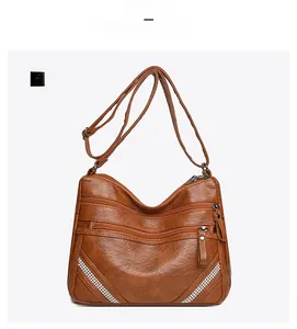 Vista frontale della borsa a tracolla in pelle marrone con tasche multiple a zip