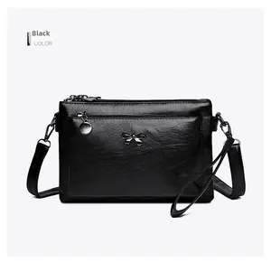 Detailansicht der schwarzen Tasche mit Lychee-Struktur und silberner Schleife