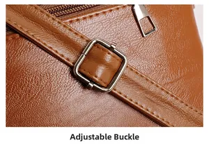 Detail der verstellbaren Silberschnalle an der braunen Leder-Schultertasche mit Narbung