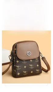Détail du sac à bandoulière en cuir marron vintage avec imprimé monogramme élégant