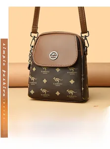 Détail d'un mini sac bandoulière rétro en simili cuir avec garniture en métal doré