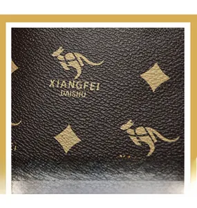 Vue détaillée de la texture du cuir marron foncé avec motif de kangourou doré