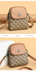 Vue détaillée d'un sac bandoulière en cuir avec imprimés kangourou et logo en métal