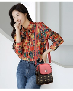 Détail d'un mini sac bandoulière avec boucle métallique et imprimé motif kangourou