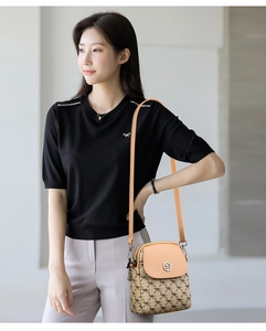 Détail du sac bandoulière vintage à double fermeture éclair et bandoulière en cuir