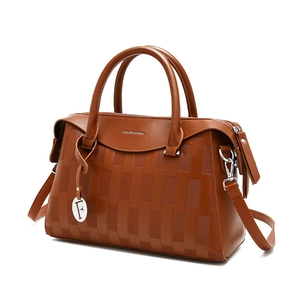 Sac fourre-tout marron gaufré avec texture tissée, poignées et bandoulière amovible