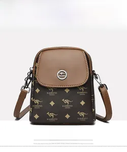 Vue détaillée du petit sac bandoulière marron texturé avec motif monogramme élégant