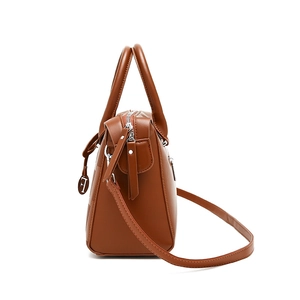 Sac à main en similicuir caramel avec doubles poignées et pendentif F circulaire