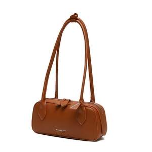 Elegante borsa a tracolla in pelle martellata marrone dal design minimalista donna