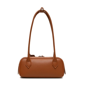 Borsa a spalla minimalista in pelle martellata marrone con doppi manici e fibbia argento