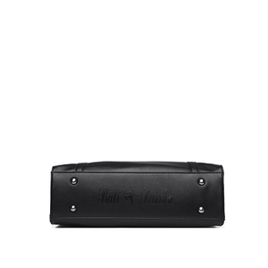 Vista fondo borsa tote in pelle nera con piedini in metallo e logo del marchio goffrato