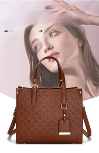 Détail de la texture géométrique gaufrée et ferrures dorées sur sac à main marron