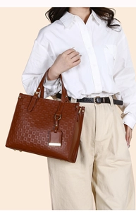 Détails du gaufrage à damier marron et des finitions métalliques sur le sac fourre-tout