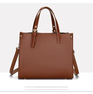 Détail du sac cabas en cuir marron avec bandoulière amovible et garnitures dorées