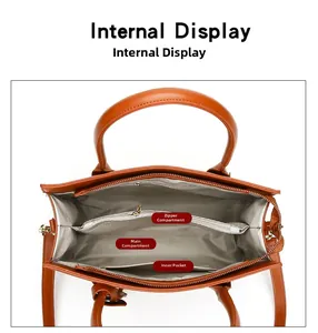 Vue de dessus de l'aménagement intérieur avec compartiments et poche zippée du sac marron