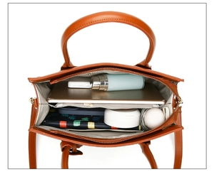 Vue intérieure du sac à main marron montrant les compartiments et la grande capacité