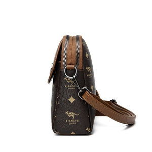 Sac bandoulière vintage marron avec imprimé doré et design à double fermeture