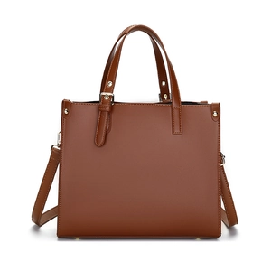 Sac fourre-tout en cuir marron avec doubles poignées et bandoulière réglable sur fond blanc