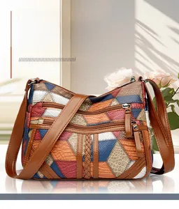 Dettaglio delle tasche con cerniera e pelle martellata della borsa patchwork a mano