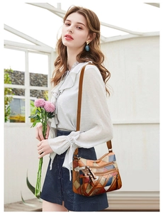 Dettaglio borsa in pelle patchwork bohémien con cerniere multiple e tracolla regolabile