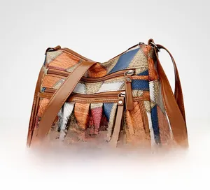 Dettaglio borsa a tracolla in pelle patchwork colorata con tasche frontali multiple