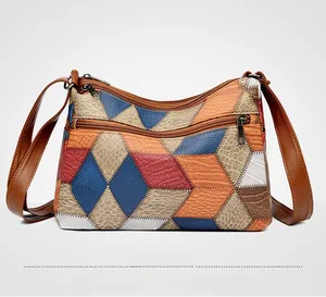 Vista dettagliata della borsa patchwork in pelle multicolore con superficie testurizzata e zip
