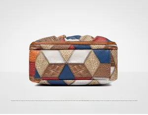 Dettaglio del fondo della borsa patchwork multicolore con trama coccodrillo e cuciture