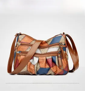 Vista frontale della borsa a tracolla multistrato con design patchwork colorato retrò