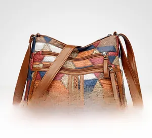 Dettaglio borsa a tracolla in pelle morbida con patchwork multicolore e tasche zip