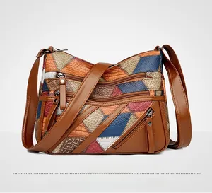 Dettaglio macro del patchwork in pelle PU multicolore e scomparti con cerniera
