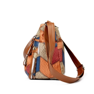 Borsa a tracolla in ecopelle patchwork multicolore con tasche a zip e tracolla regolabile