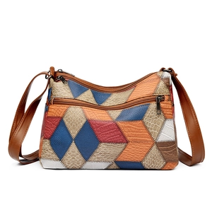 Borsa a tracolla stile bohémien in morbida pelle con patchwork geometrico e colori vivaci