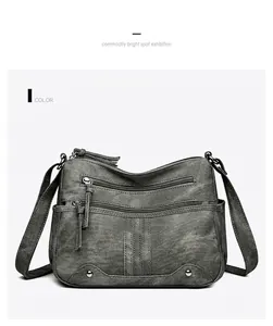 Détail du sac à bandoulière en cuir PU gris lavé avec plusieurs poches zippées devant