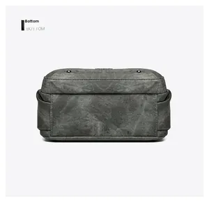 Vue détaillée du fond du grand sac bandoulière gris en toile avec rivets renforcés