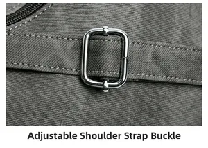 Détail de la boucle en métal ajustable et de la bandoulière de sac à main gris