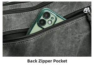 Vue détaillée de la poche arrière zippée d'un sac à main gris avec un smartphone dedans
