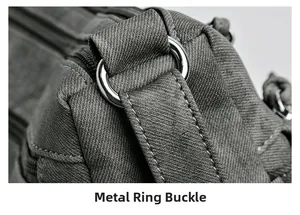 Détail de la boucle en métal argenté et doubles coutures renforcées sur sac gris