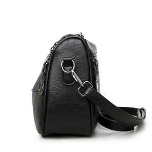 Borsa a tracolla nera da donna in pelle testurizzata con vari scomparti con cerniera