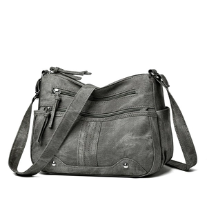 Grand sac à bandoulière en cuir lavé gris foncé avec plusieurs fermetures éclair