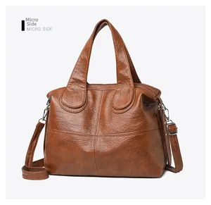 Vue latérale du grand sac cabas marron foncé avec détails de coutures et cuir PU texturé